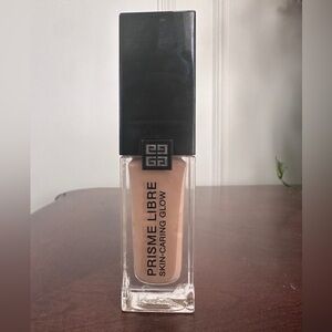 Givenchy glow Foundation-3 n250